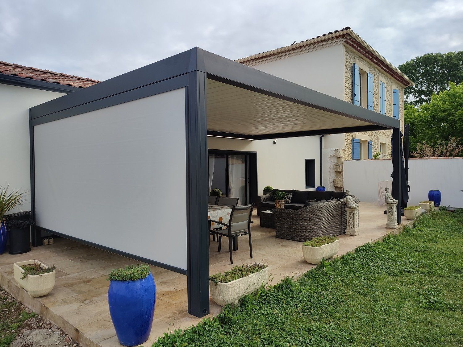 Pergola bioclimatique avec store verticale motorisée Avignon Vaucluse - Mai 2022