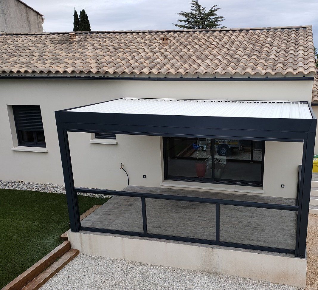 Pergola bioclimatique avec garde corps en Aluminum - Vaucluse - Entraigues Sur La Sorgue -Pose en Mai 2021