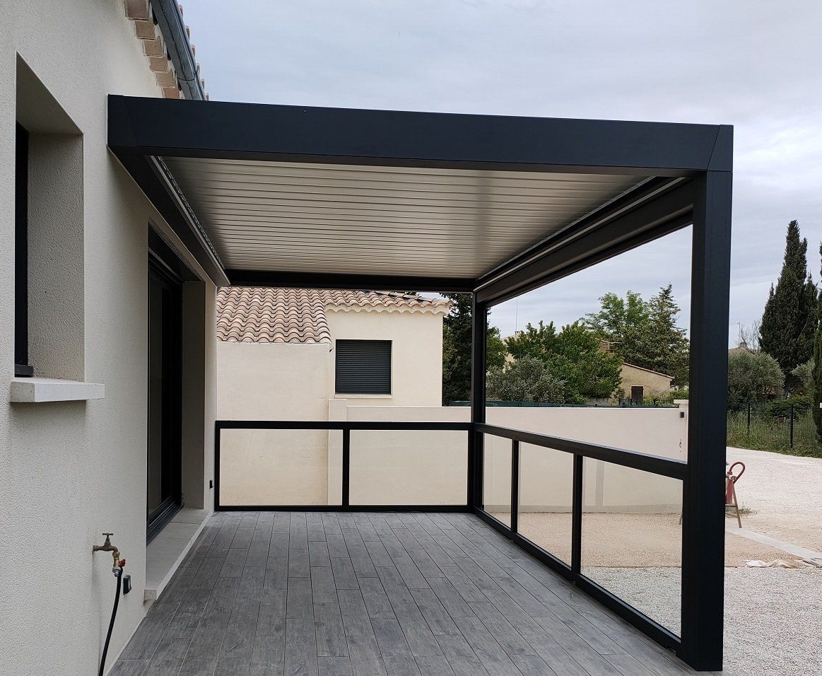 Pergola bioclimatique avec garde corps en Aluminum - Entraigues Sur La Sorgue - Vaucluse -Pose en Mai 2021
