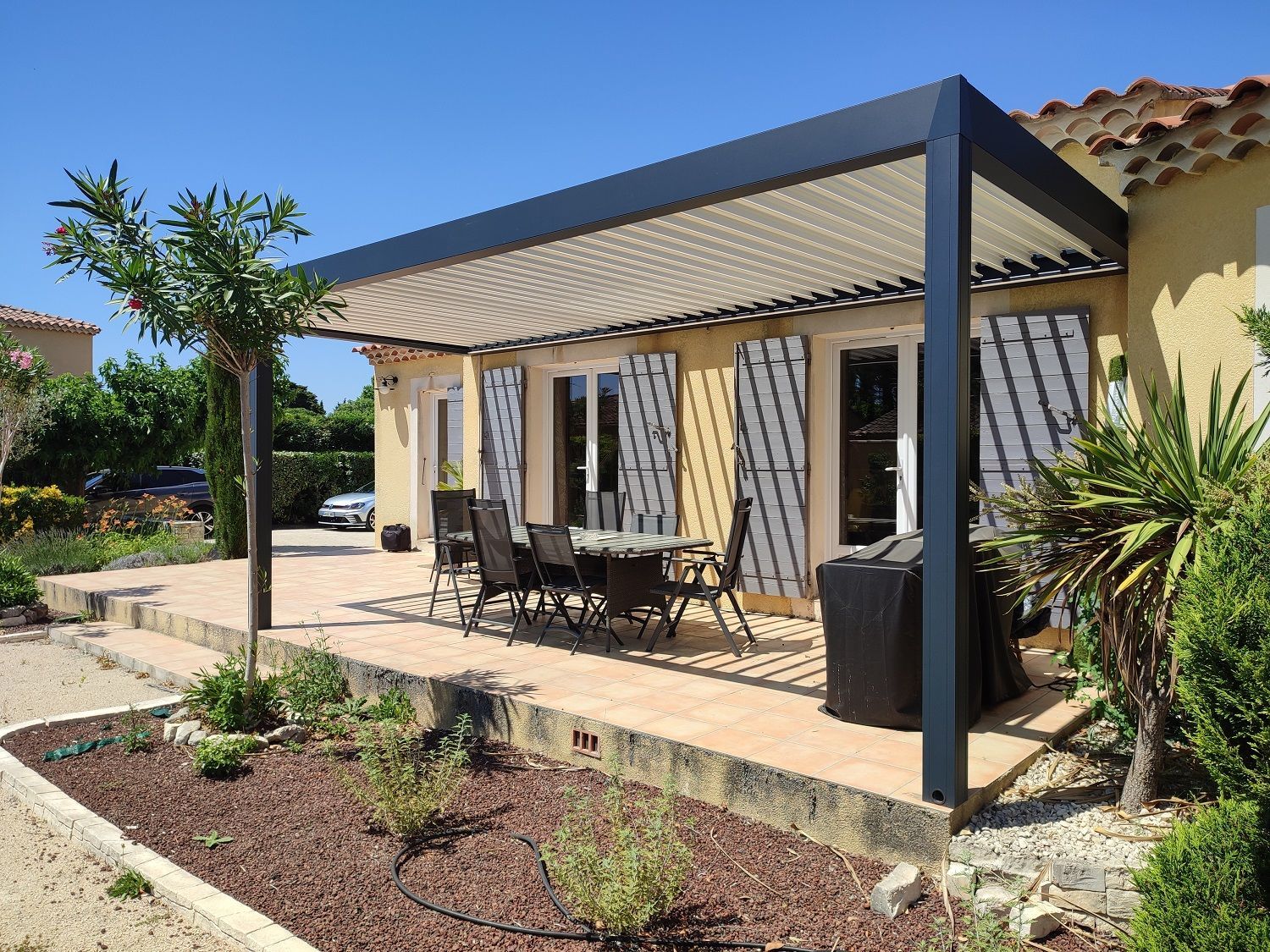 Pergola bioclimatique qui couvre une terrasse