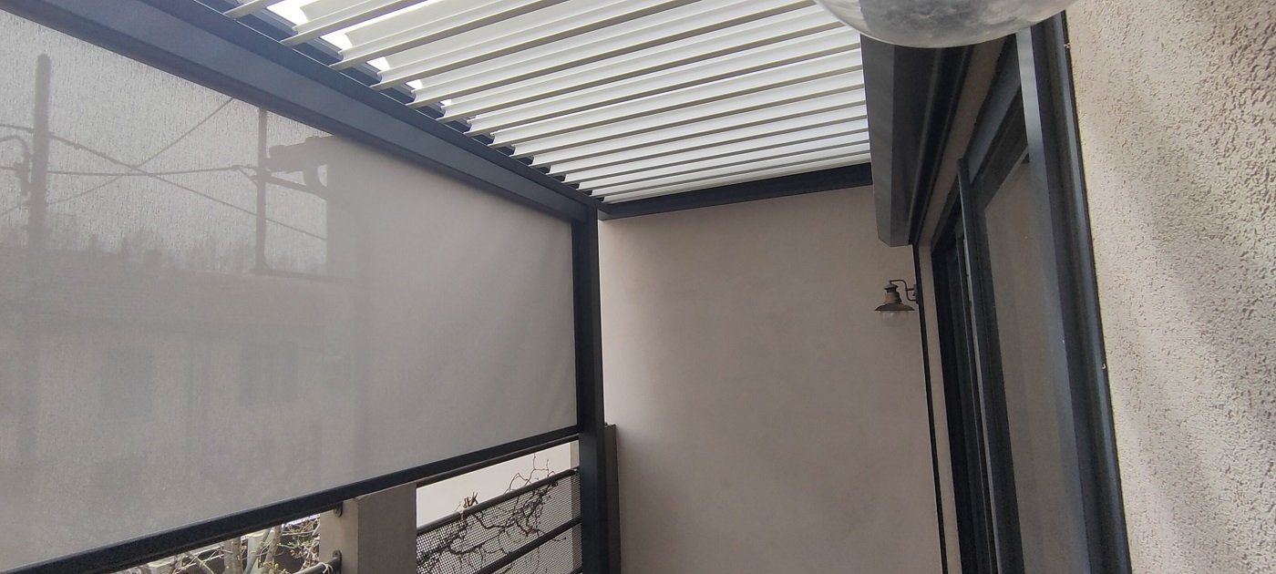Petite pergola bioclimatique posée sur un balcon avec store verticale Avignon Vaucluse - Mars 2022