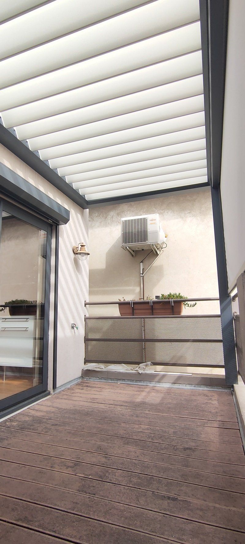 Petite pergola bioclimatique posée sur un balcon avec store verticale Avignon Vaucluse - Mars 2022