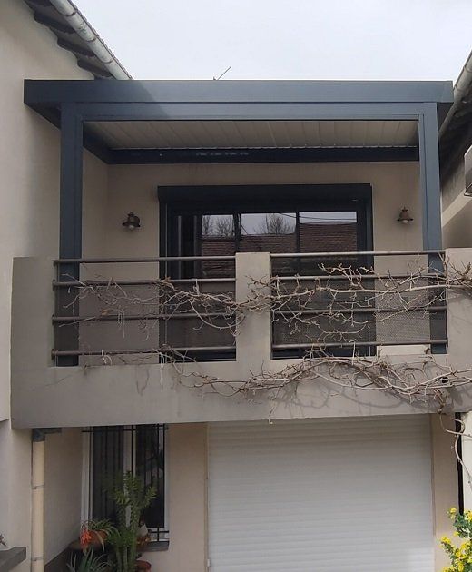Petite pergola bioclimatique posée sur un balcon avec store verticale Avignon Vaucluse - Mars 2022