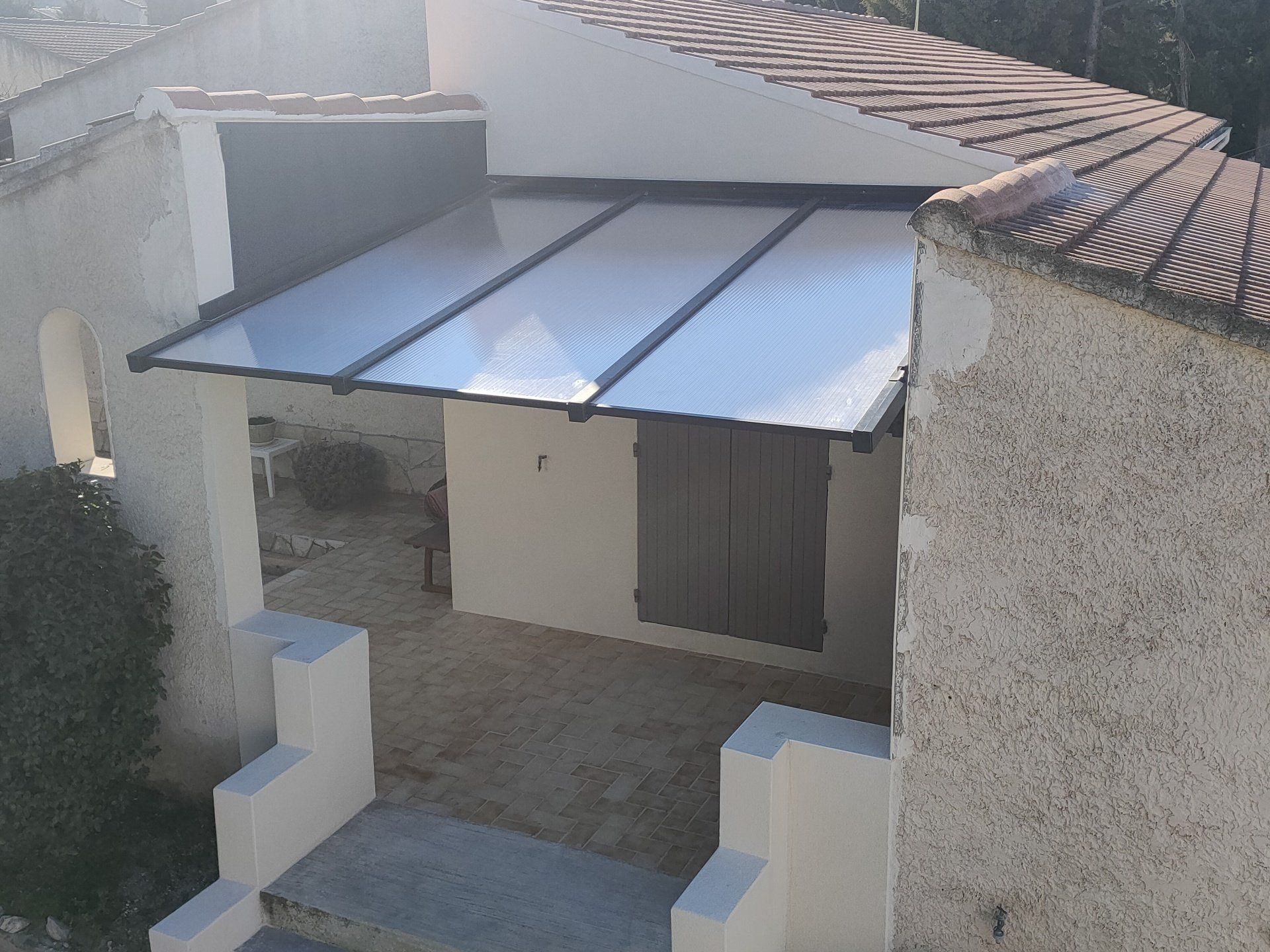 Auvent de protection posée entre 2 murs - Bédarrides Avignon Vaucluse - Février 2022