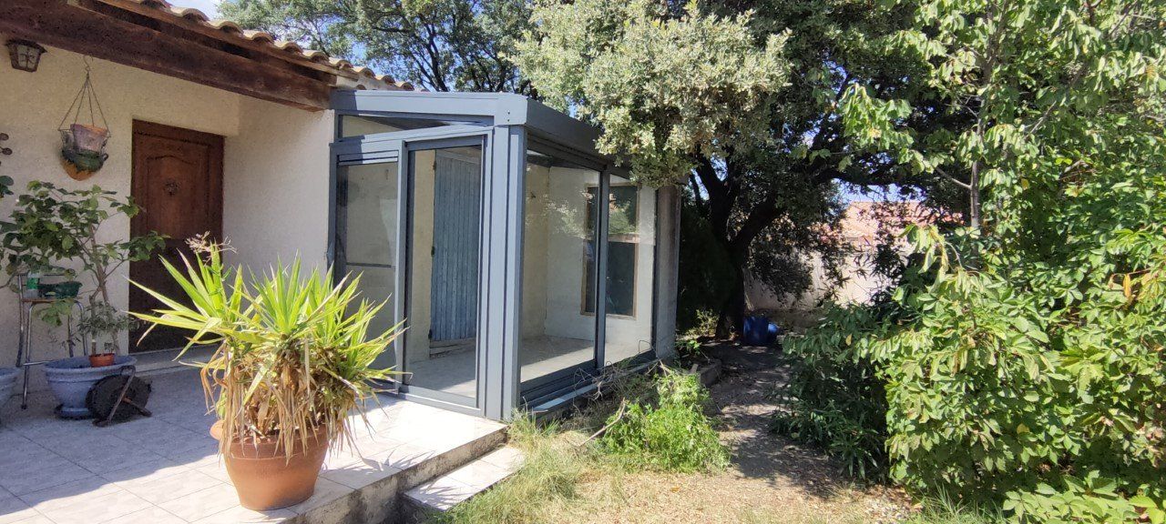 Véranda sur mesure et parfaitement intégrée au bâtiment pour une extension optimale et exthétique