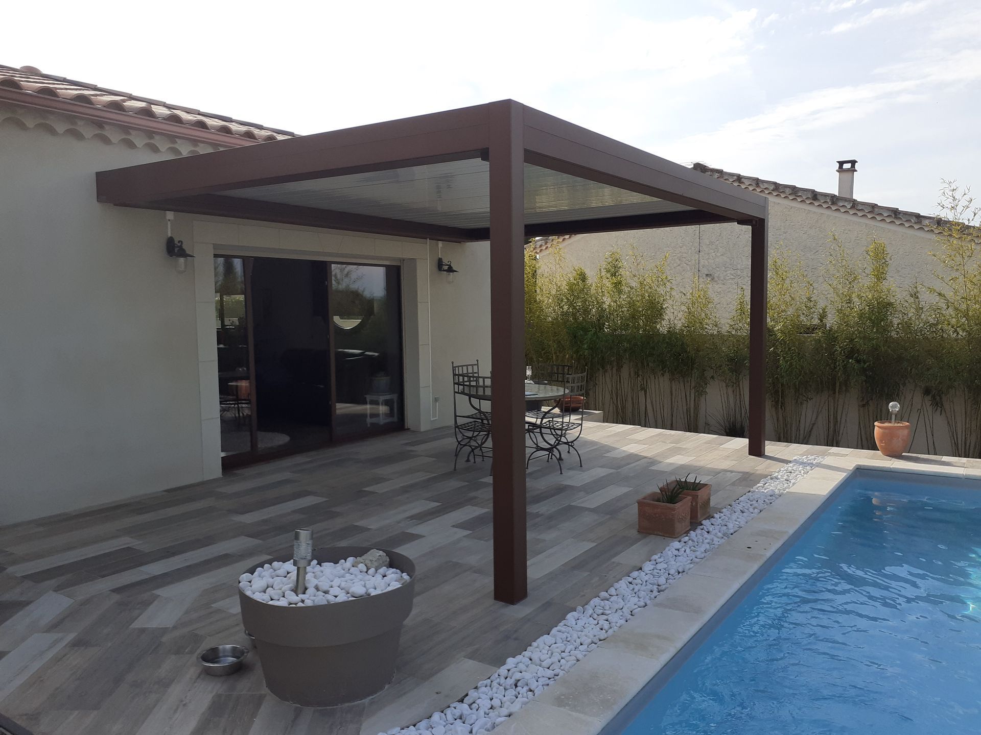 Pergola bioclimatique devant une piscine