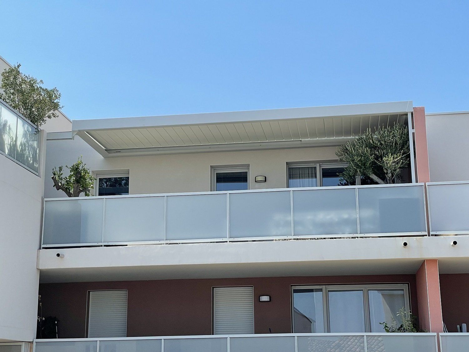 Pergola bioclimatique motorisée avec LED périphérique posée sur un balcon - ROCHEFORD DU GARD