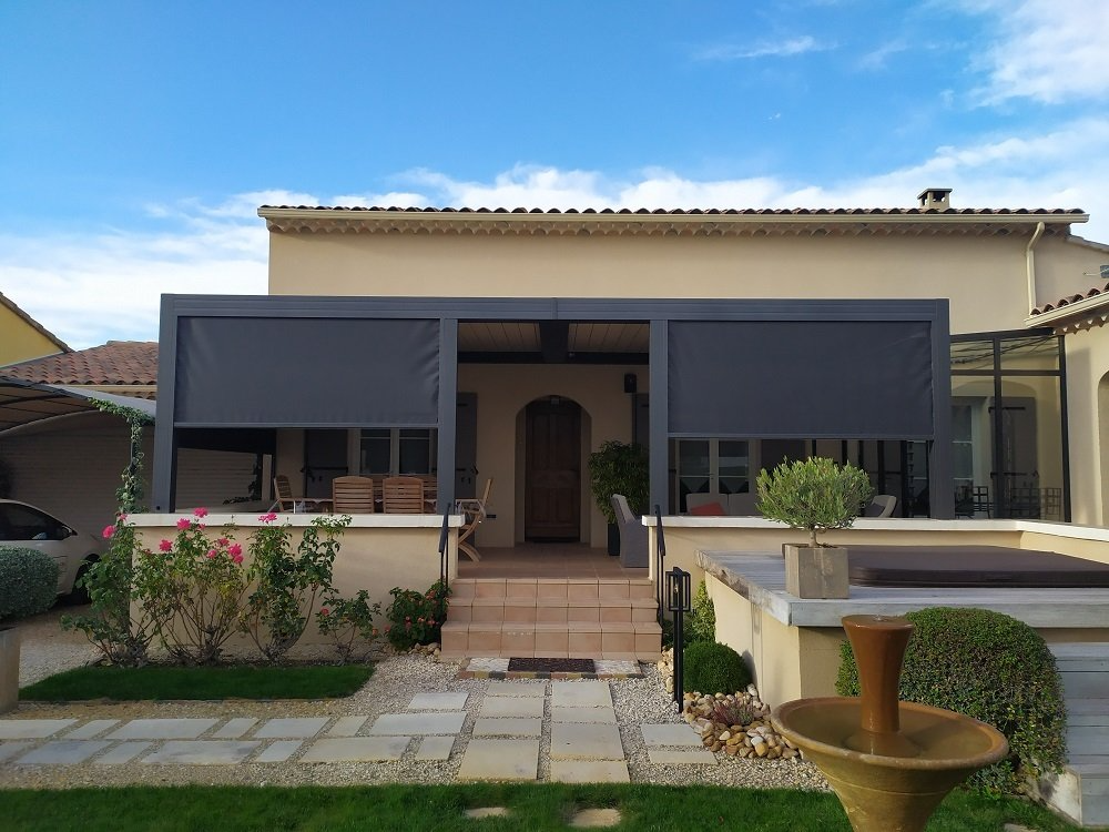 Pergola bioclimatique et stores screens à Isle sur la Sorgue - pose en Février 2022