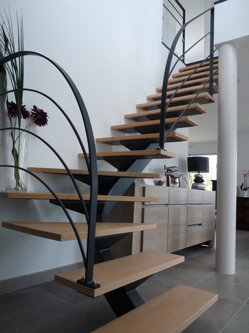 1_escalier_1_quart_tournant_limon_central_acier_bois_avec_gardes_corps_acier