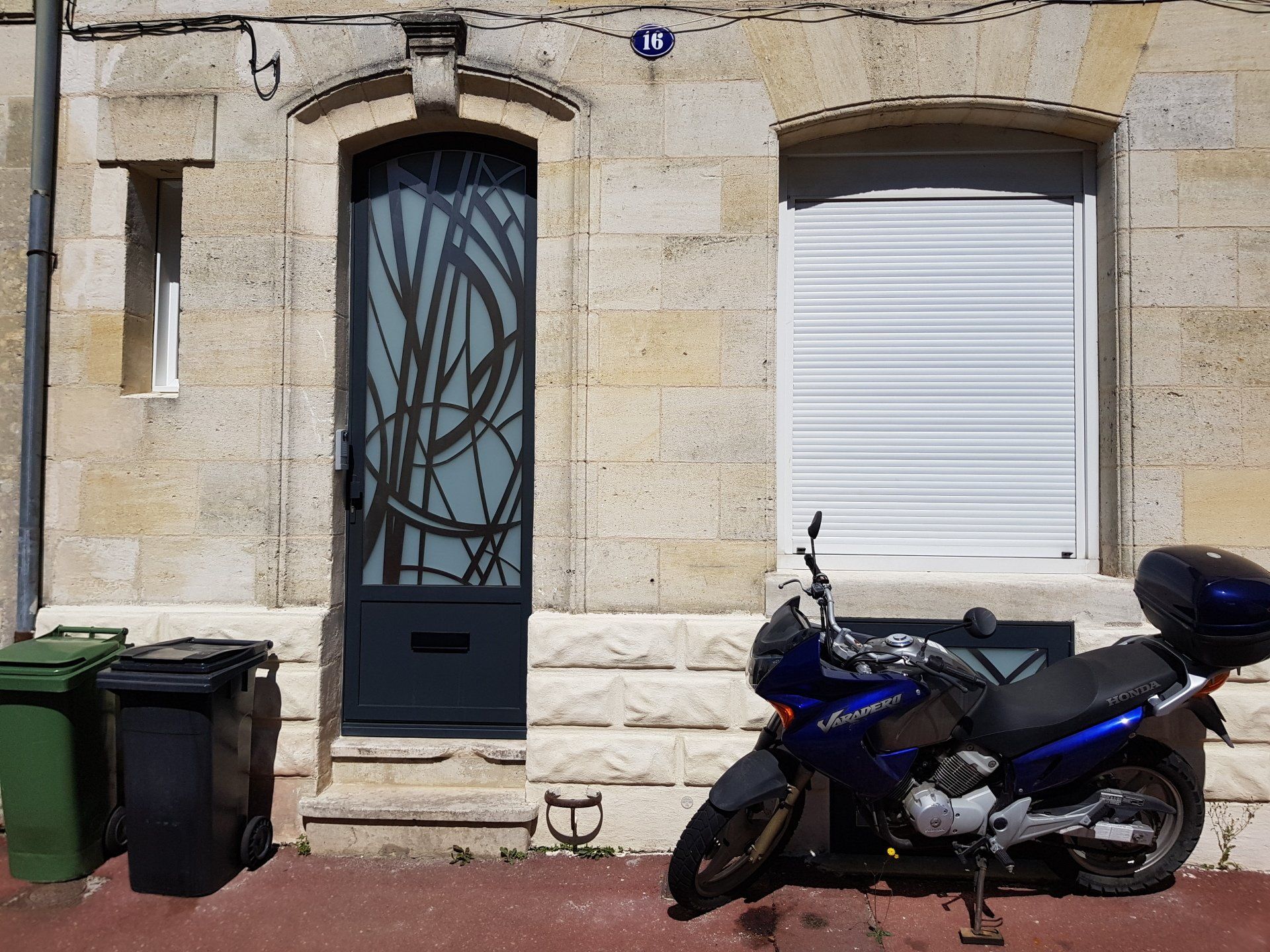 porte_métallique_cintrée__design_rupture_pont_thermique avec boite aux lettres encastrée_Talence