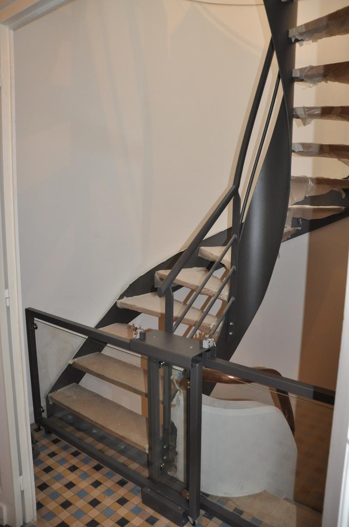 Escalier hélicoïdal central avec marches bois