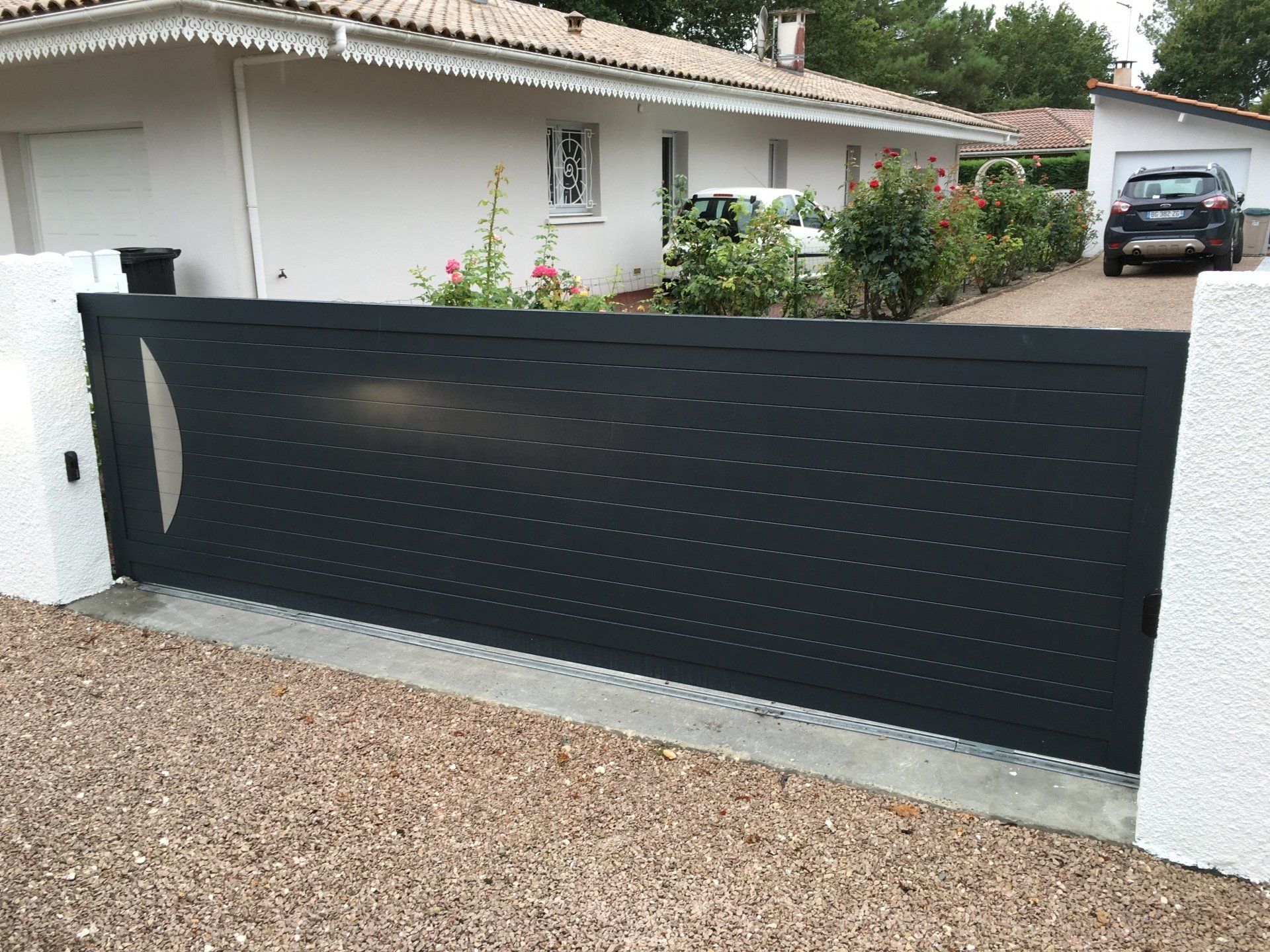 portail en aluminium coulissant avec automatisme motif en inox Andernos