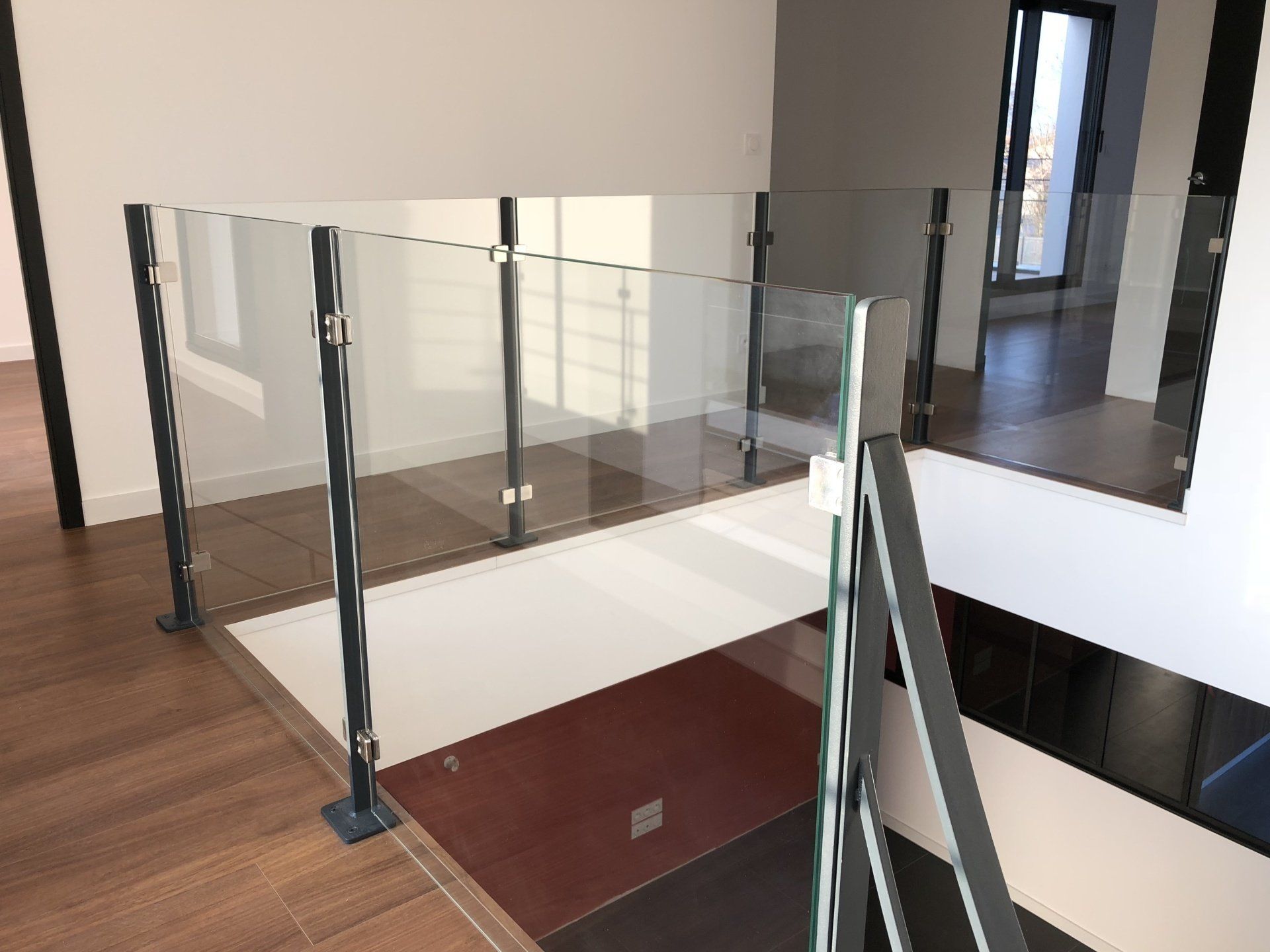 Garde-corps en verre avec pince verre sur poteaux sans main courante