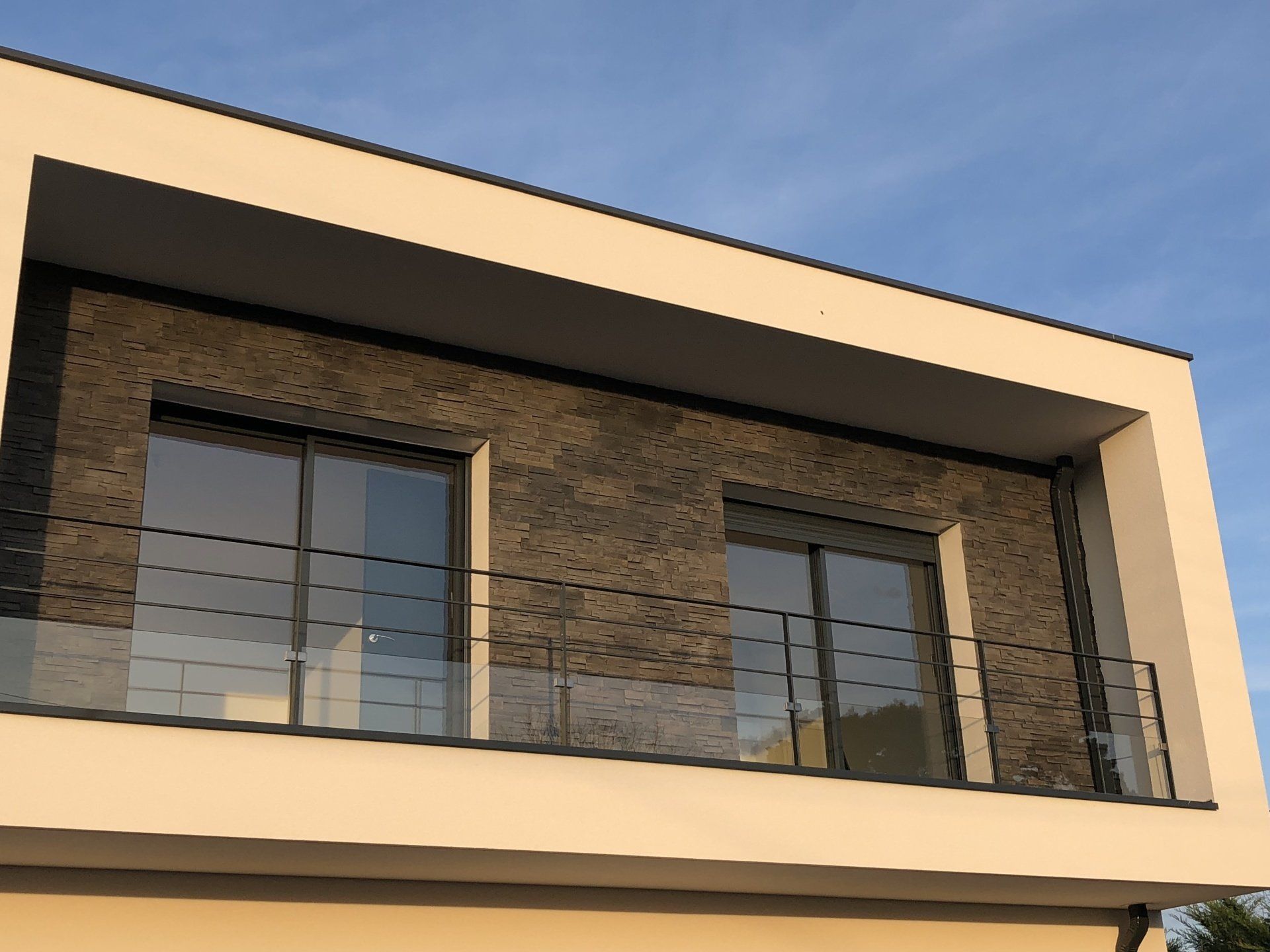 garde-corps  en acier thermolaqués avec soubassement en verre avec pinces