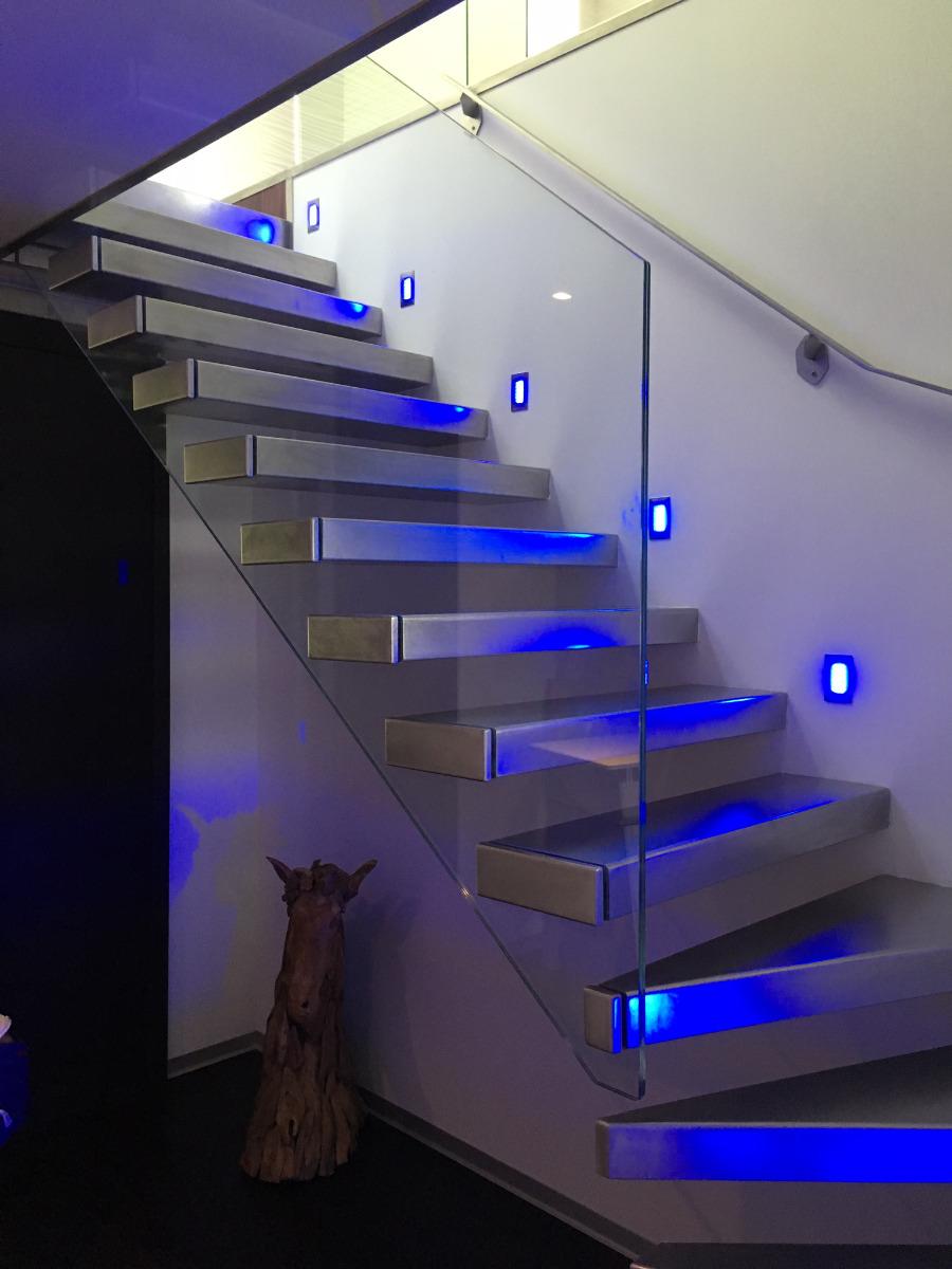 escalier suspendu inox avec gardes corps verre