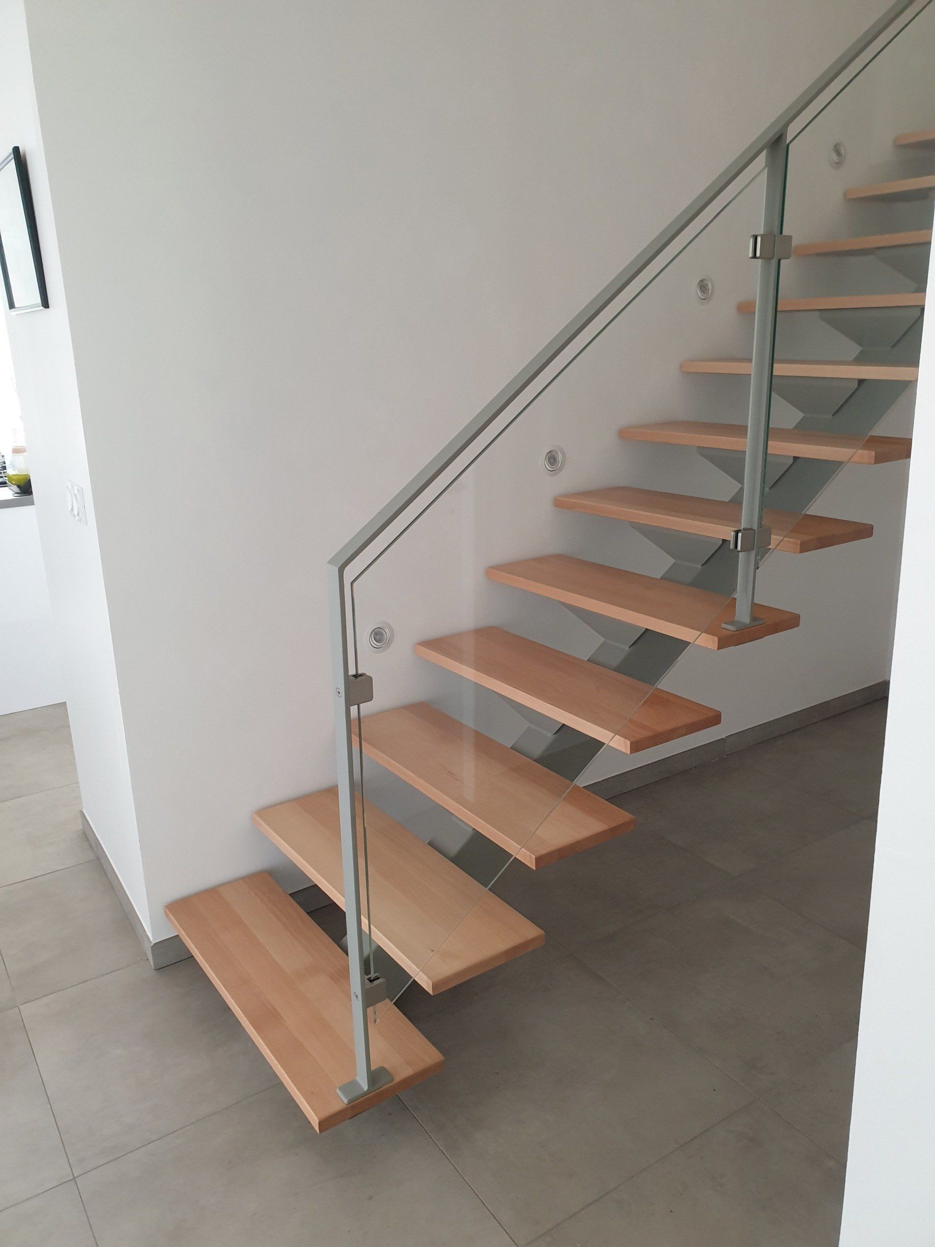 escalier_limon_central_droit_marche_hetres_gardes_corps_vitr__ral_7030_text_beychac