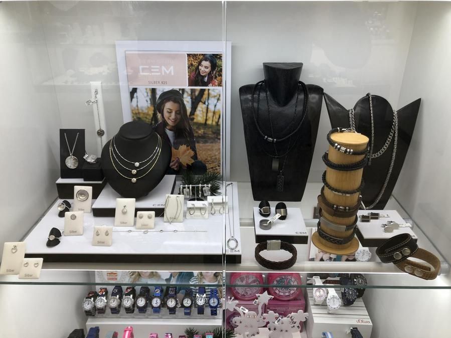 Eine Vitrine mit viel Schmuck und Uhren