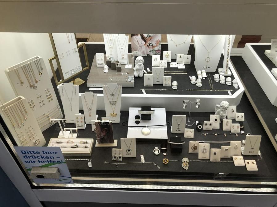 Eine Vitrine mit viel Schmuck darauf