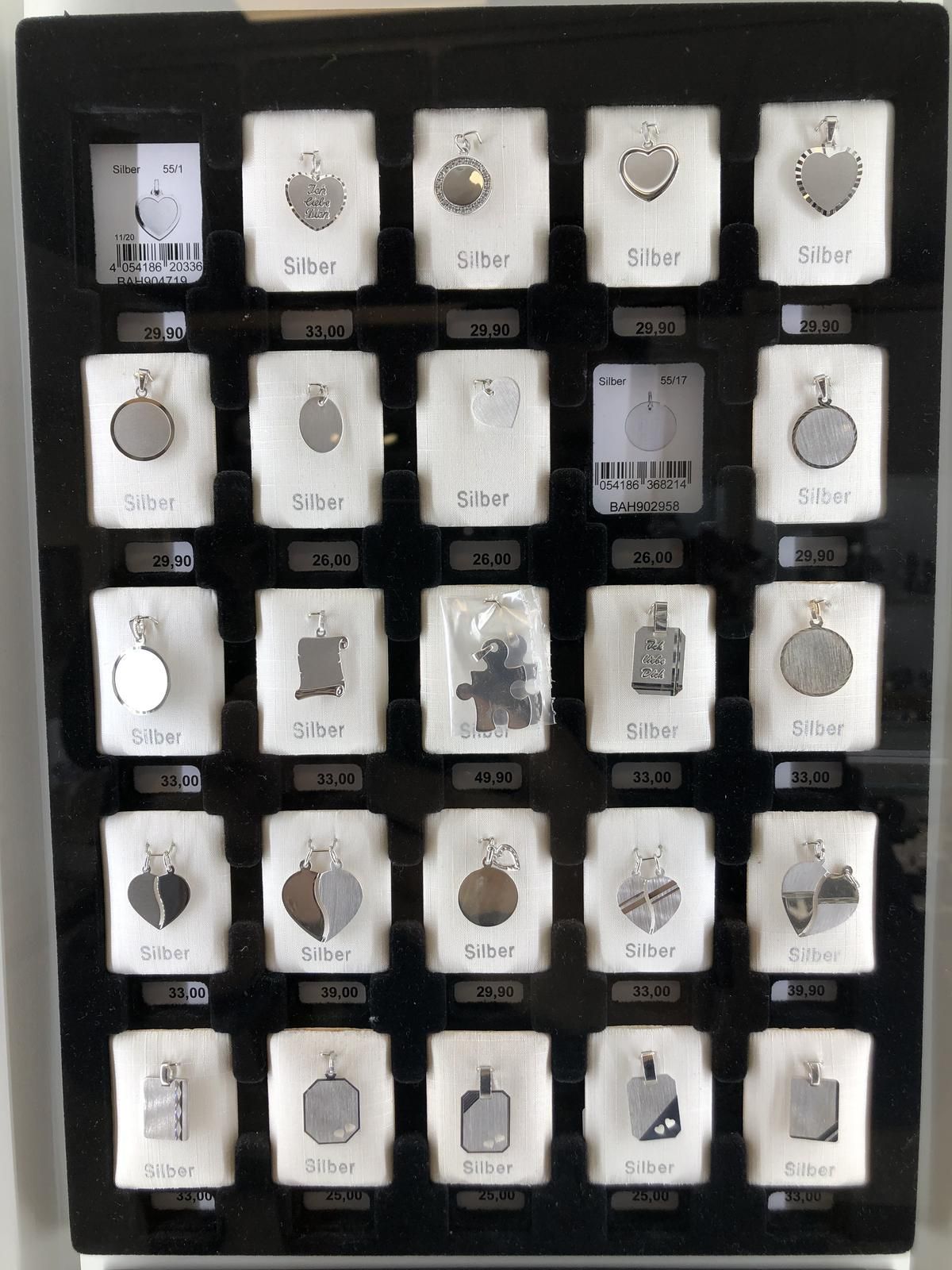 Eine Vitrine gefüllt mit einer Vielzahl von Silberanhängern.