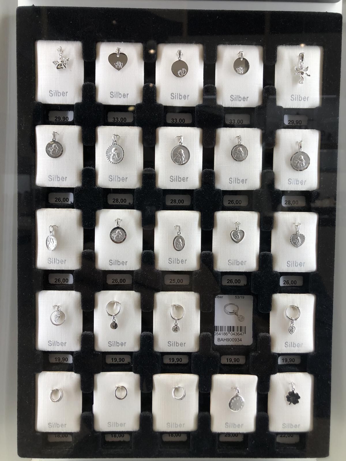 Eine Ausstellung verschiedener Schmuckarten, darunter auch Anhänger