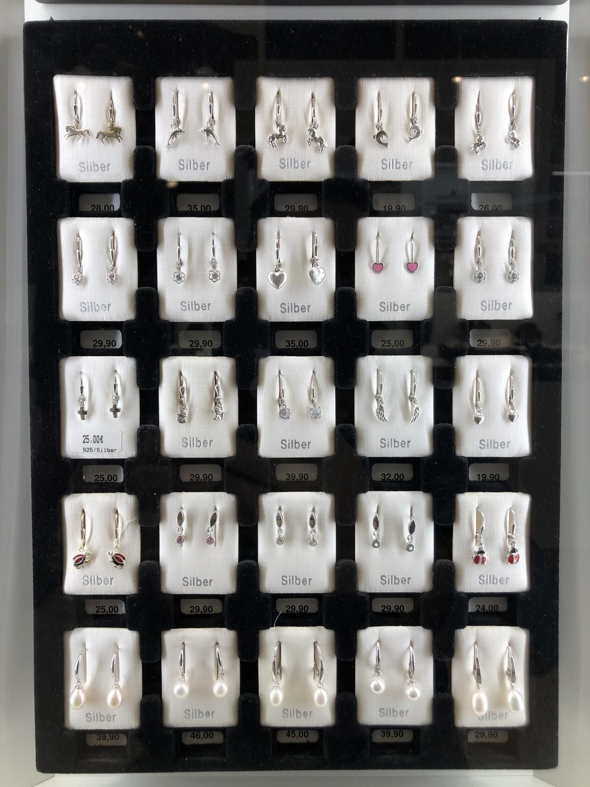 Eine Auswahl an Ohrringen, darunter Creolen und Ohrstecker