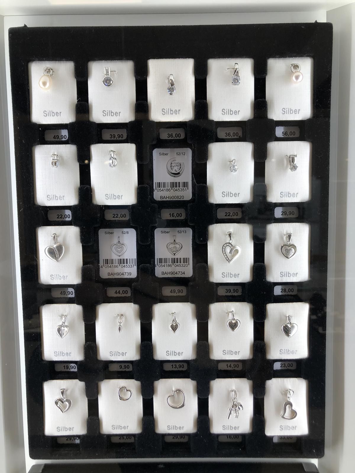 Eine Vitrine mit einer Auswahl an Ohrringen und Anhängern