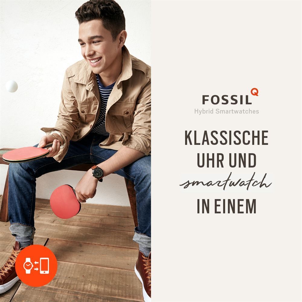 Ein Mann sitzt auf einer Bank, hält Tischtennisschläger in der Hand und trägt eine Hybrid-Smartwatch von Fossil