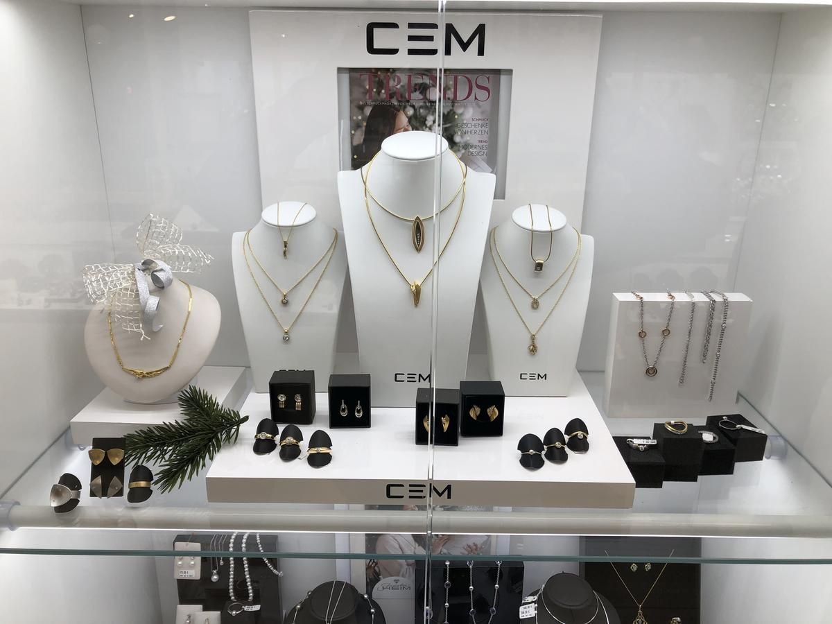 Eine Ausstellung von CEM-Schmuck in einem Schaufenster
