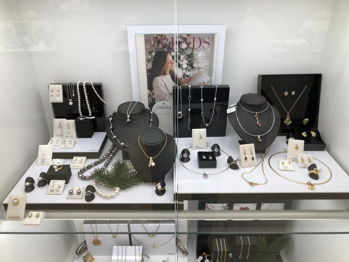 Eine Schmuckausstellung mit einem Bild einer Frau im Hintergrund