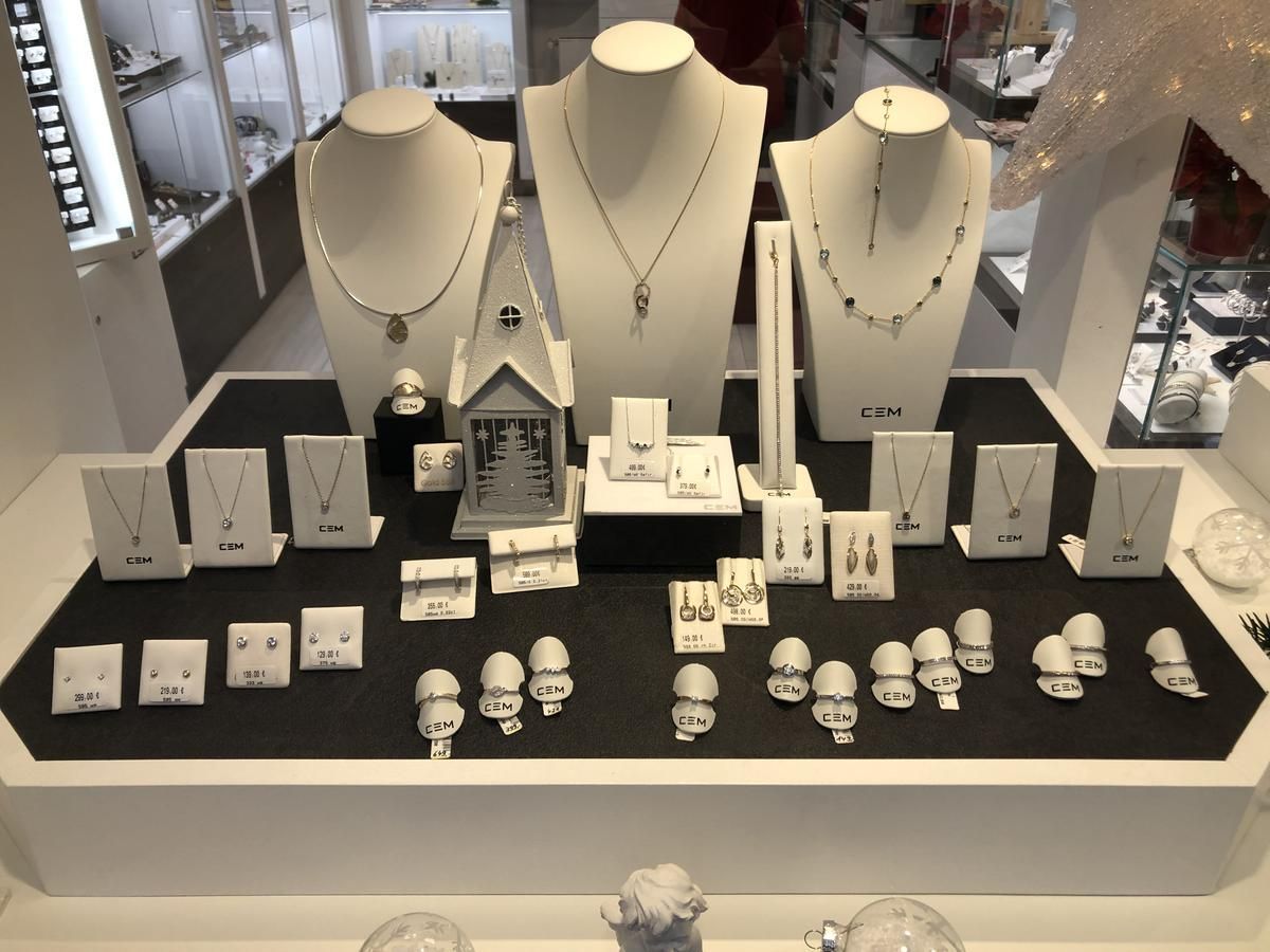 Eine Ausstellung von Halsketten und Ohrringen auf Schaufensterpuppen in einem Geschäft