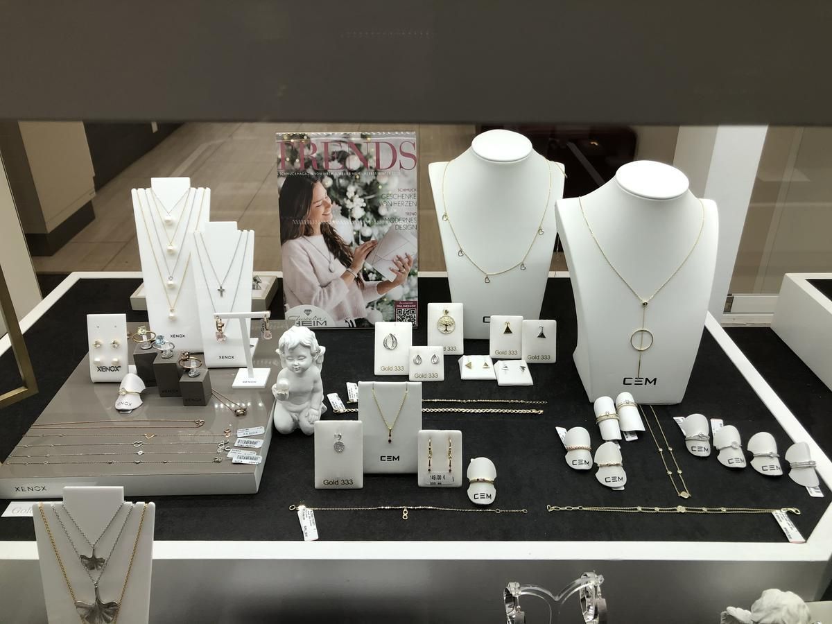 Eine Ausstellung von Schmuck, darunter Halsketten und Ohrringe