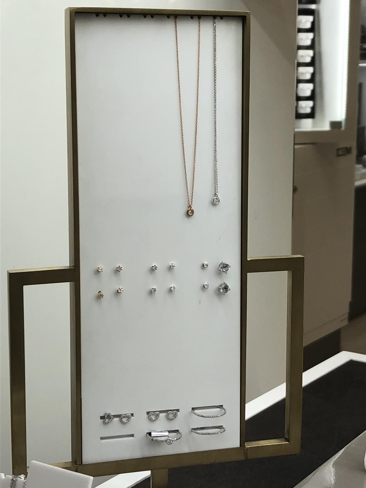 Eine Ausstellung von Schmuck, darunter Halsketten und Ohrringe