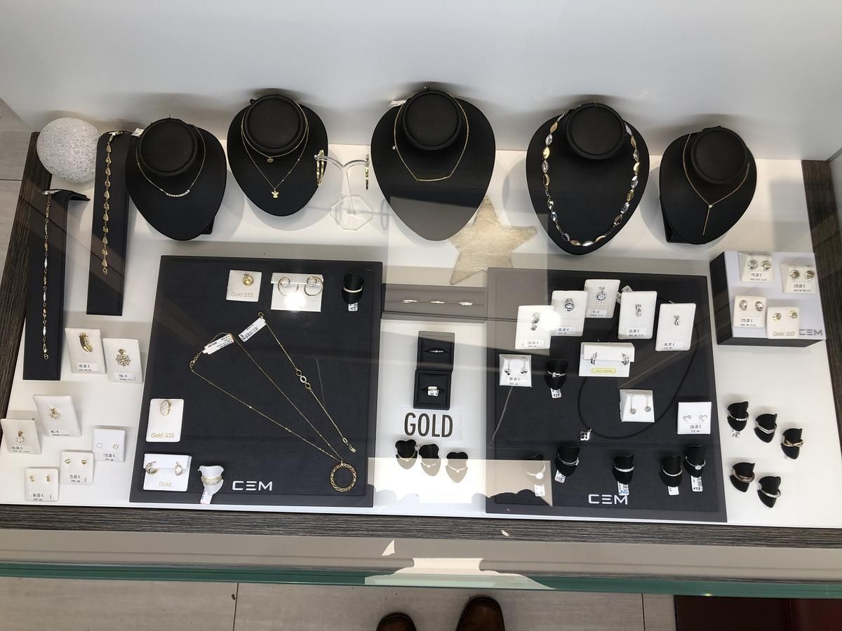 Eine Ausstellung von Goldschmuck in einem Geschäft
