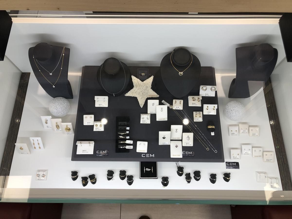 Eine Vitrine voller Schmuck, darunter eine Sternenkette