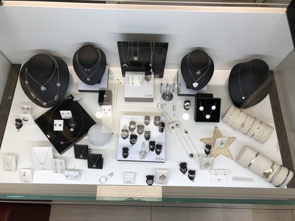 Eine Vitrine mit viel Schmuck, darunter Halsketten und Ringe