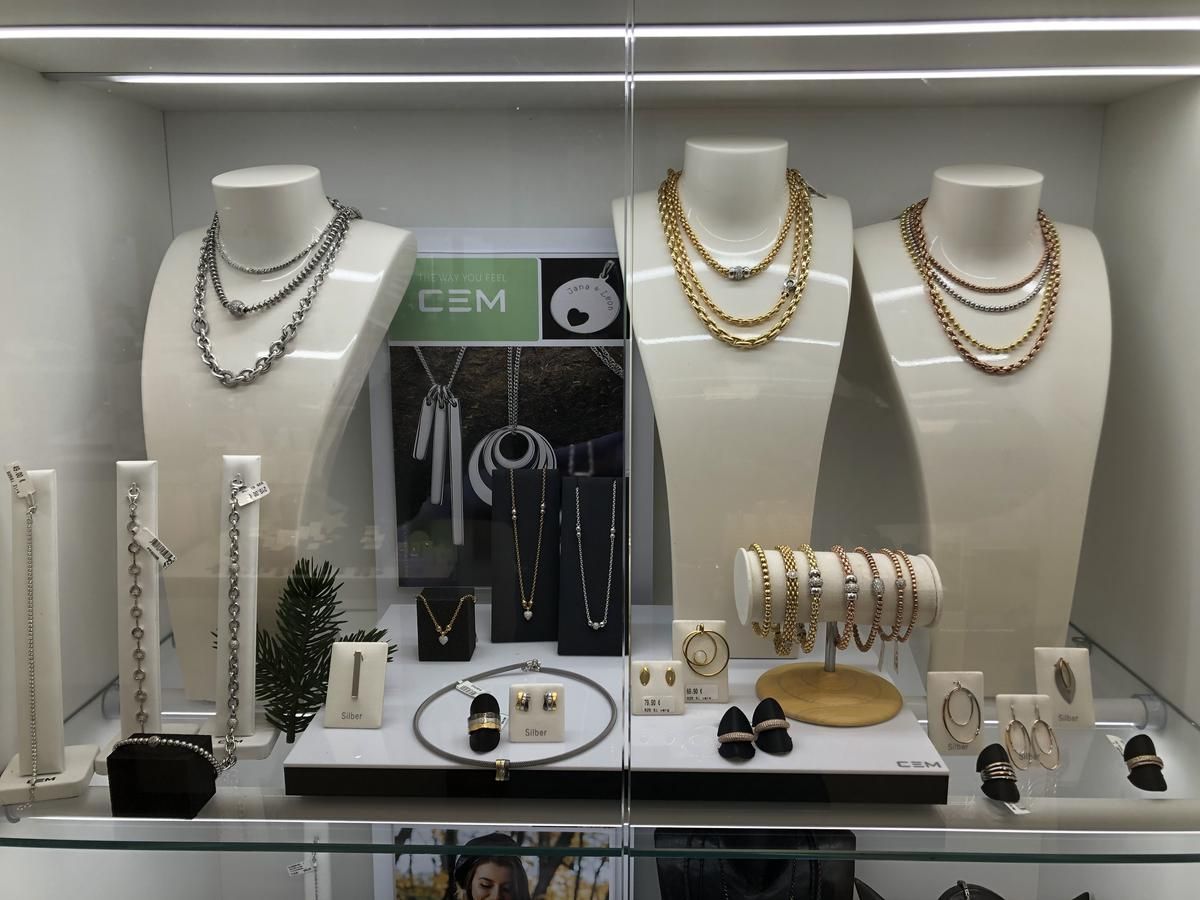 Eine Ausstellung von Schmuck, darunter Halsketten und Armbänder