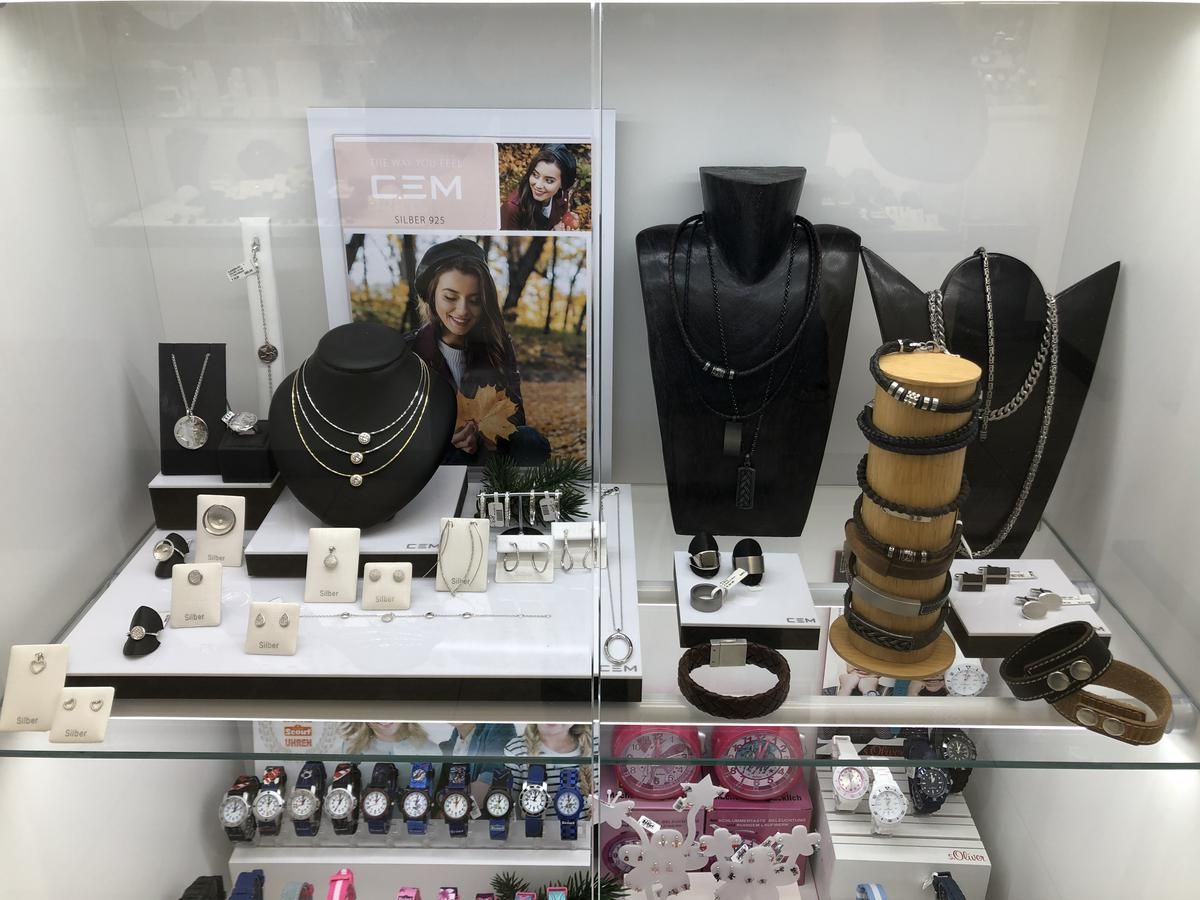 Eine Vitrine mit viel Schmuck und Uhren