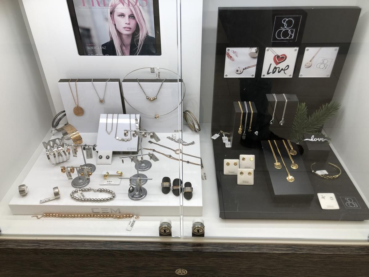 Eine Vitrine voller Schmuck und ein Bild einer Frau