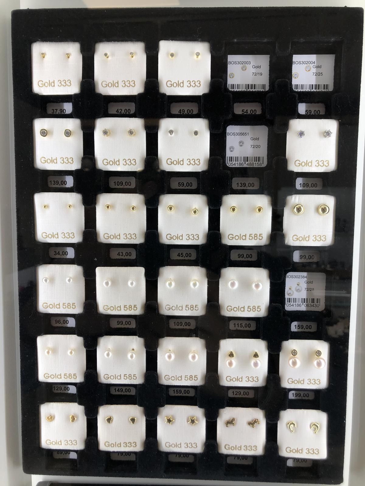 Eine Vitrine mit vielen verschiedenen Arten von Ohrringen