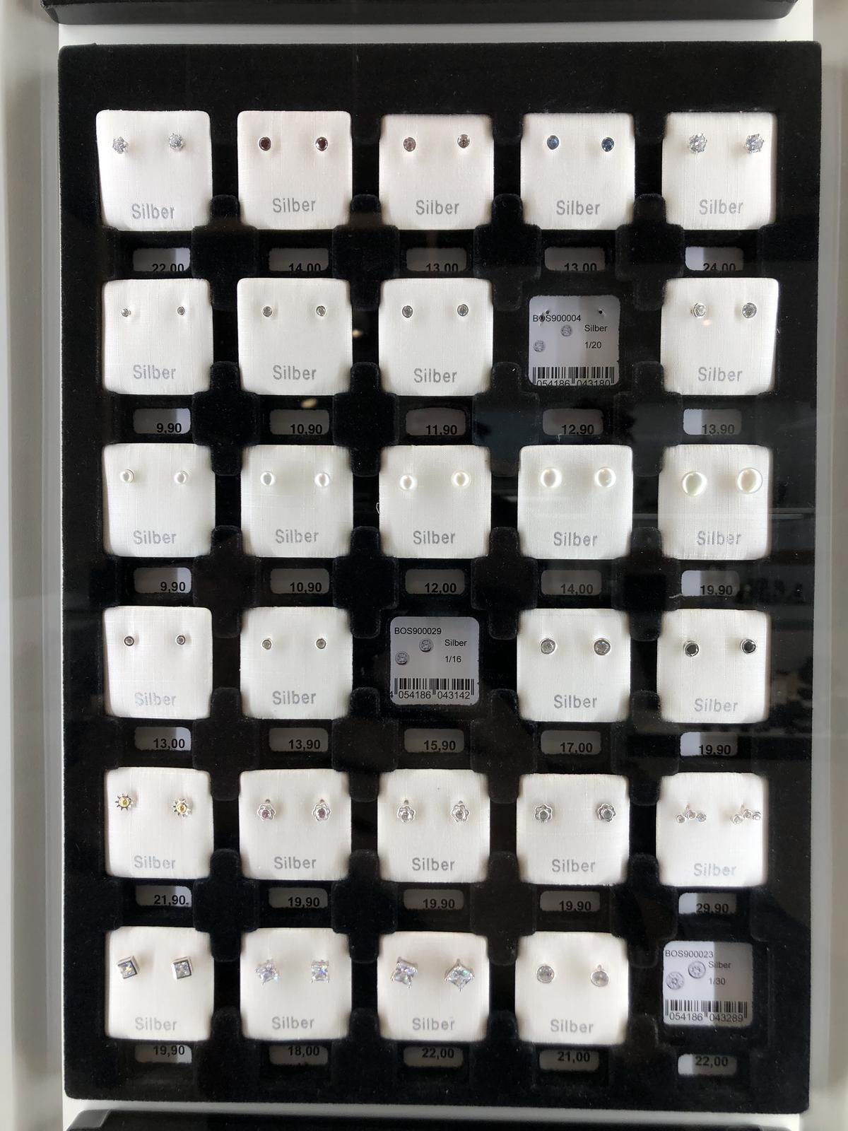 Eine Vitrine mit verschiedenen Ohrringen