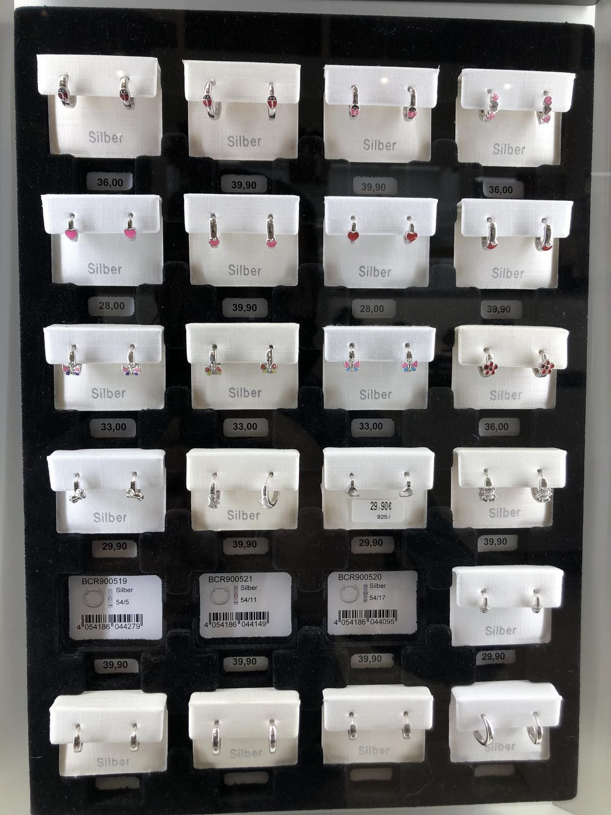 In einer Vitrine sind verschiedene Ohrringe ausgestellt