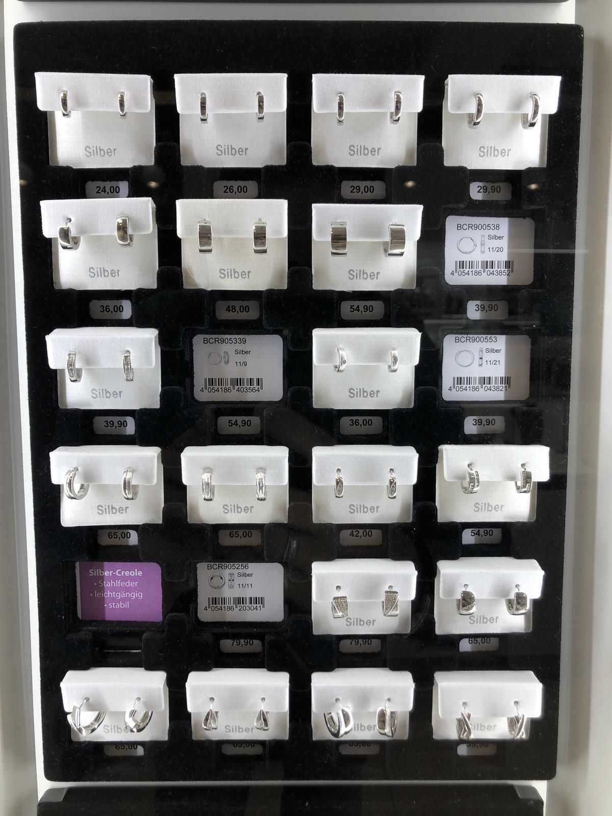 Eine Ausstellung verschiedener Arten von Silberohrringen