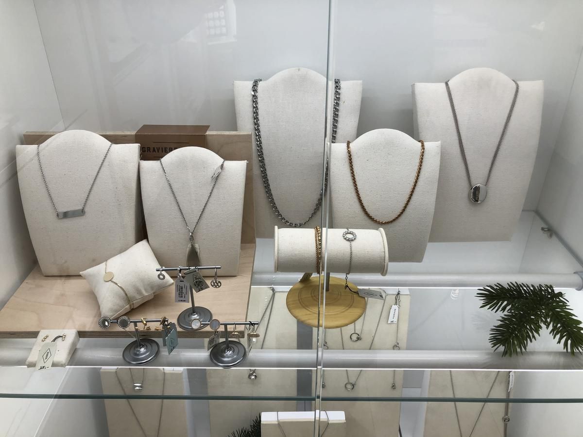 Eine Vitrine voller Halsketten und Armbänder