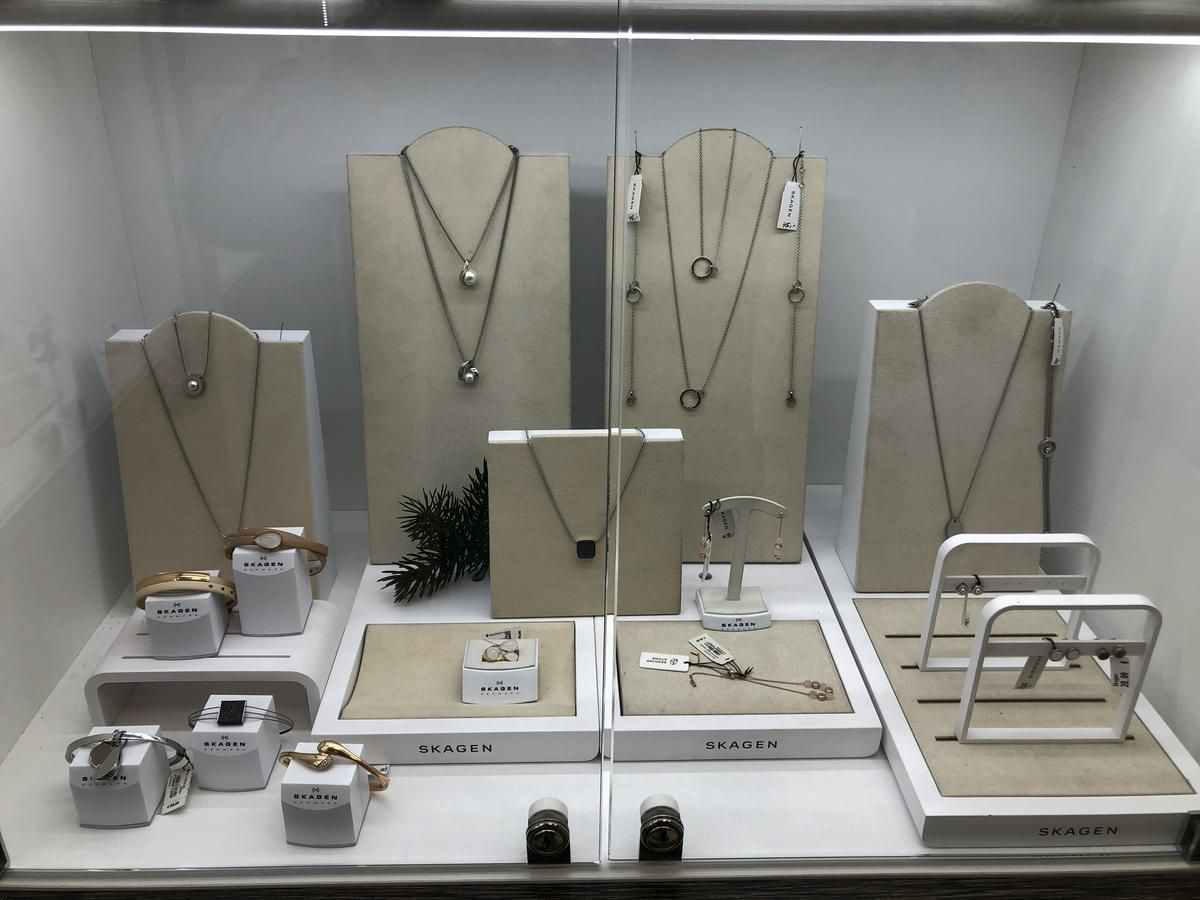 Eine Vitrine voller Halsketten und Ringe