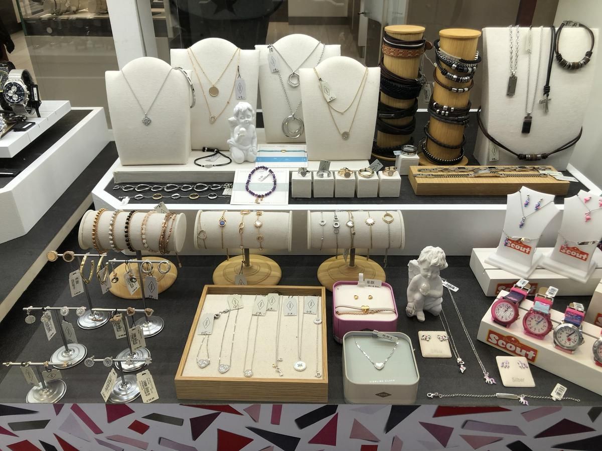 Eine Ausstellung von Schmuck, darunter Halsketten und Armbänder