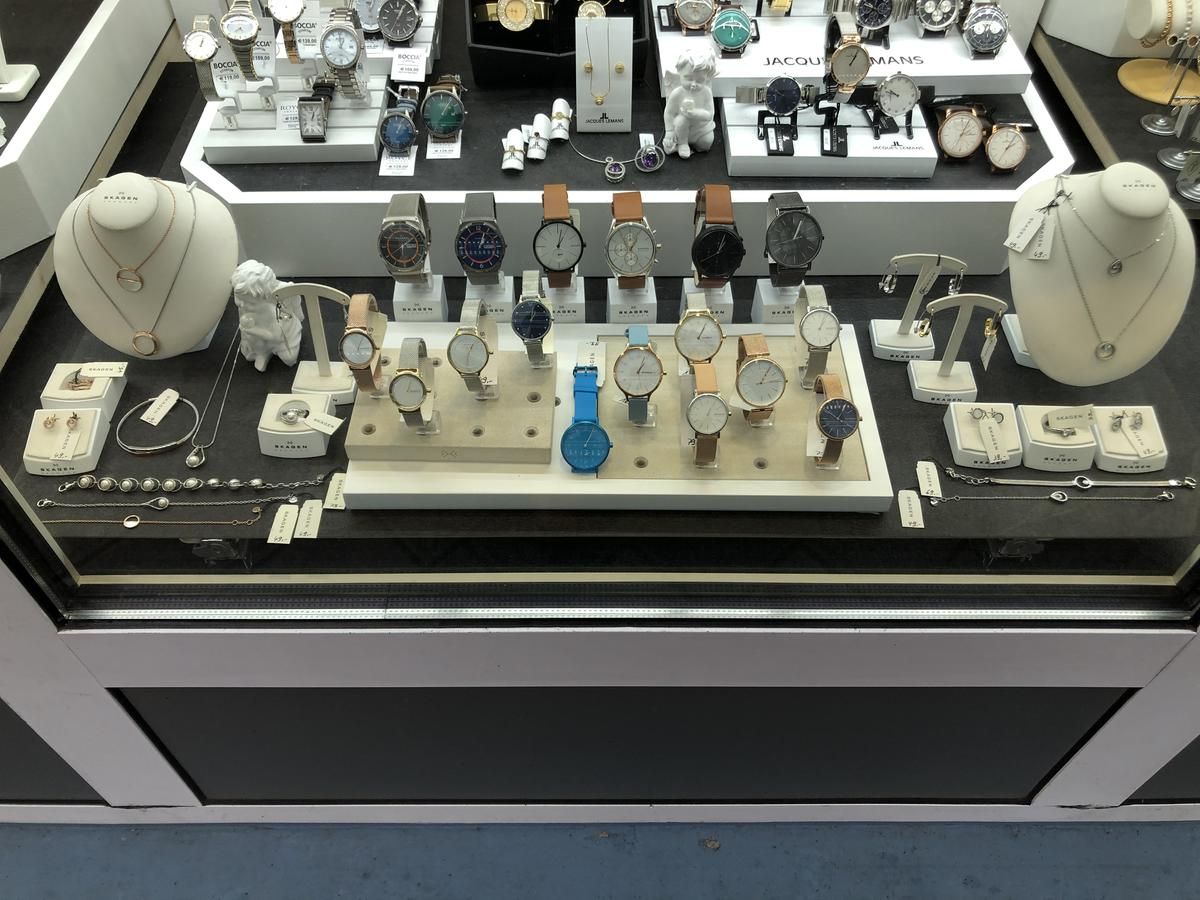 Eine Ausstellung von Uhren und Halsketten in einem Geschäft