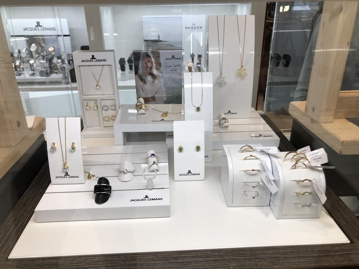 Eine Schmuckauslage in einem Schaufenster.