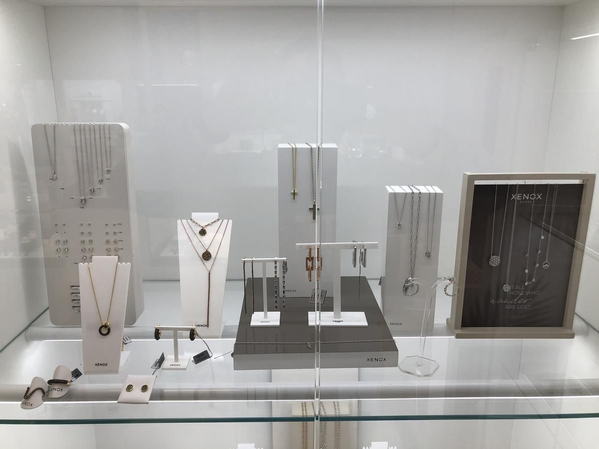 Eine Vitrine mit verschiedenen Halsketten und Ohrringen.