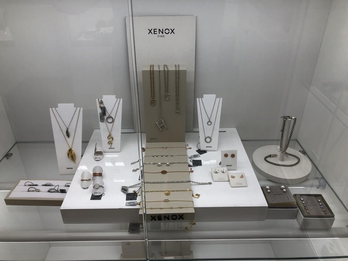 Eine Ausstellung von Halsketten und Ringen mit einem Schild mit der Aufschrift „xf nexx“