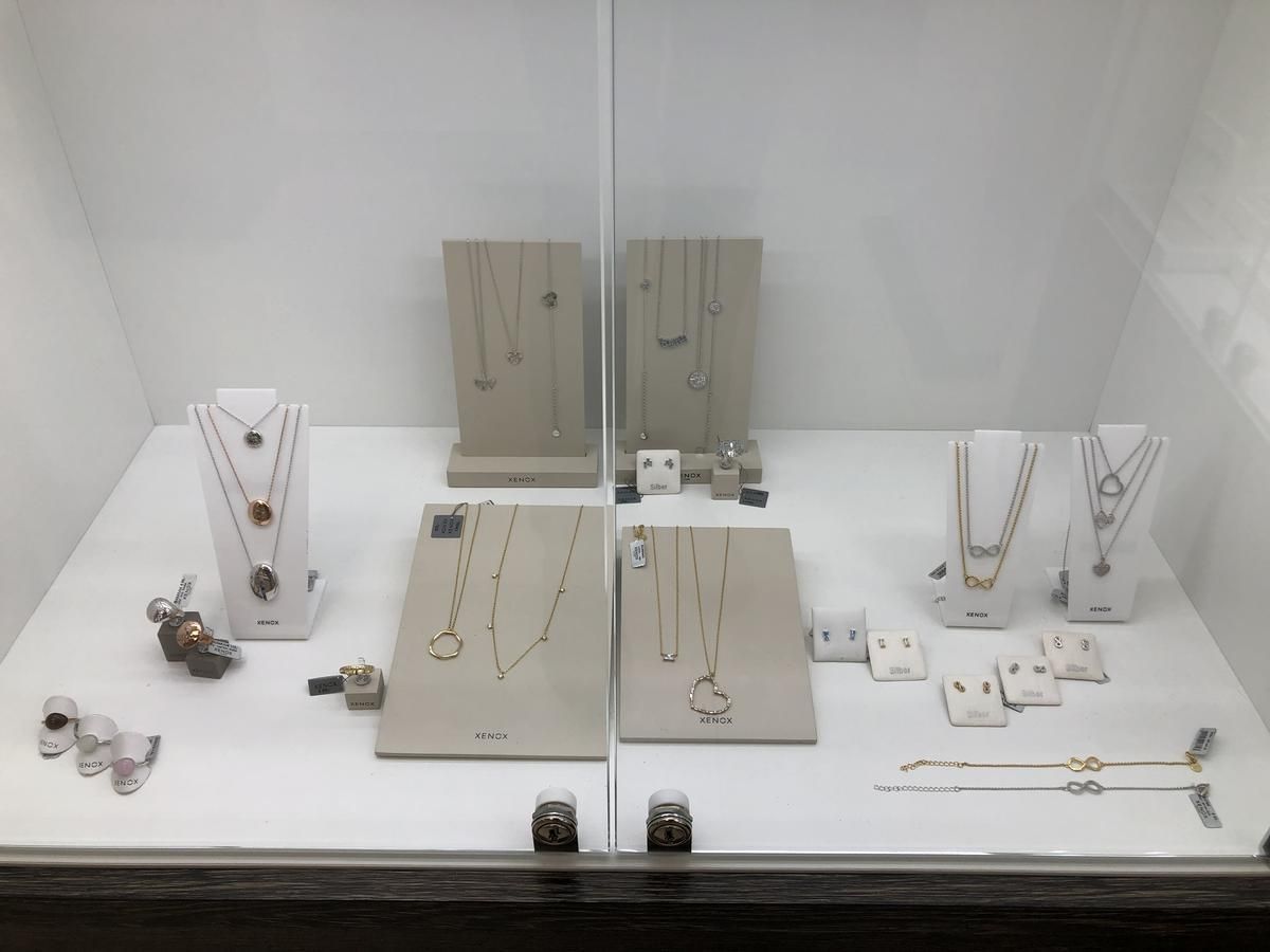 Eine Vitrine voller Halsketten und Ringe